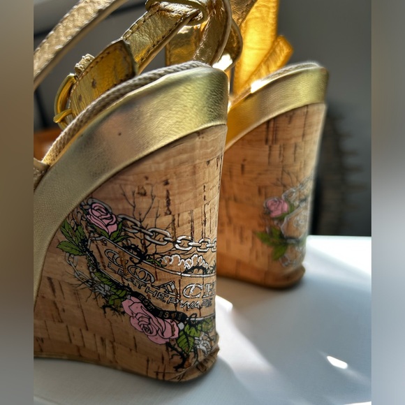 Unique gold color Coach sandal - Picture 2 of 6